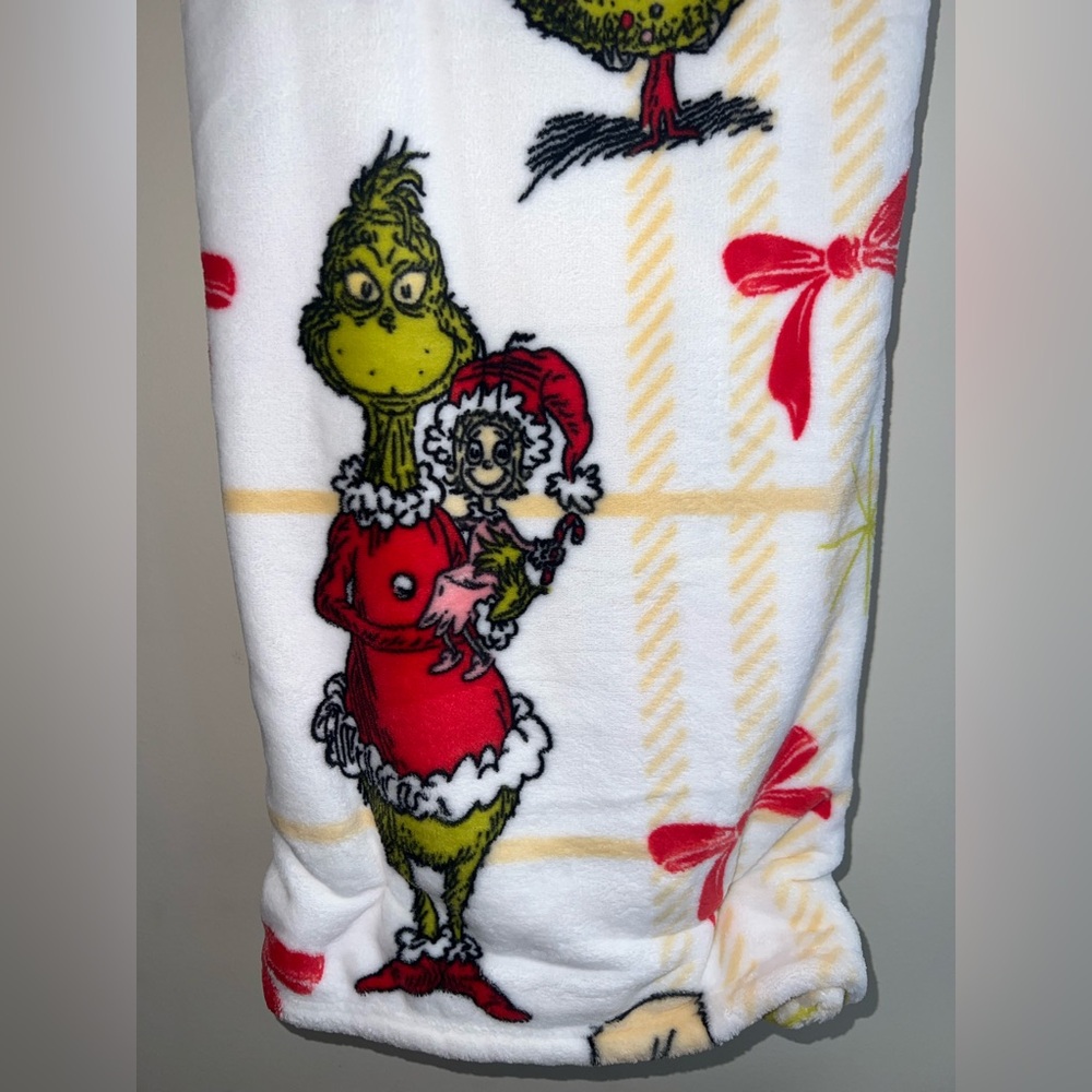 The Grinch Oversized Throw Blanket – 60” x 70” – Super Soft Fleece | NWT - Picture 4 of 8